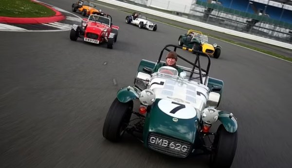 Произведени: 2477 бройки

Цена като нов/сега: &pound;1157/&pound;15 000-&pound;80 000

Lotus Seven се появи за първи път през 1957 година, но неговото ДНК продължава и днес в Caterham Seven. Може би най-копираният автомобил, правен някога, с изключение на AC Cobra (класиран чак 42-ри в списъка).

Много неща са се променили през десетилетията, но предлаганото безкомпромисно механично шофиране със сигурност не. Максимата на основателя на Lotus Колин Чапман беше &bdquo;просто да се добави лекота&ldquo;. И това стана целта на Seven. Базови, евтини за закупуване и работа, но точно толкова бързи, колкото суперавтомобилите (последните бяха 4 пъти по-скъпи). Ентусиастите се тълпяха да ги купуват. Вярно, цените се повишиха напоследък, но също и производителността и качеството на продукцията.